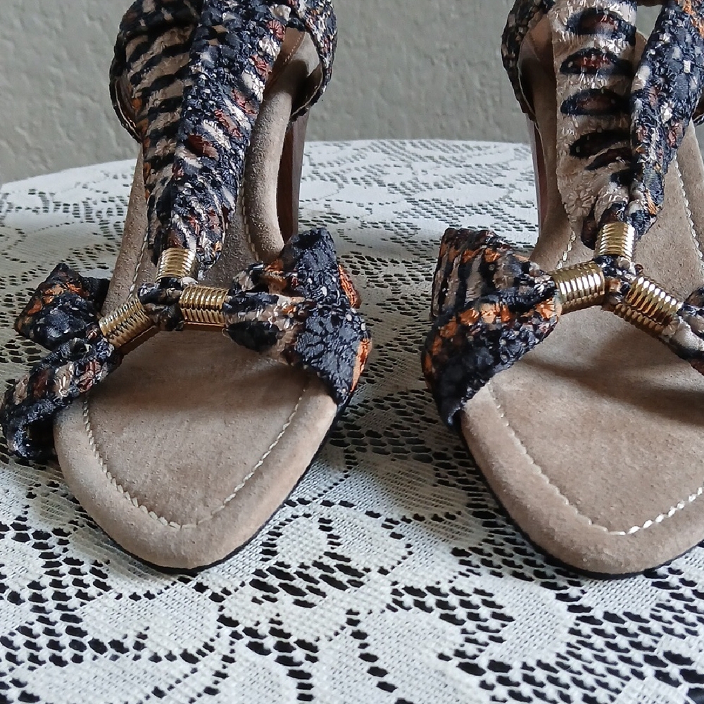 J.Renee Cream and Black Sandals with Elegant Design - Picture 6 of 7